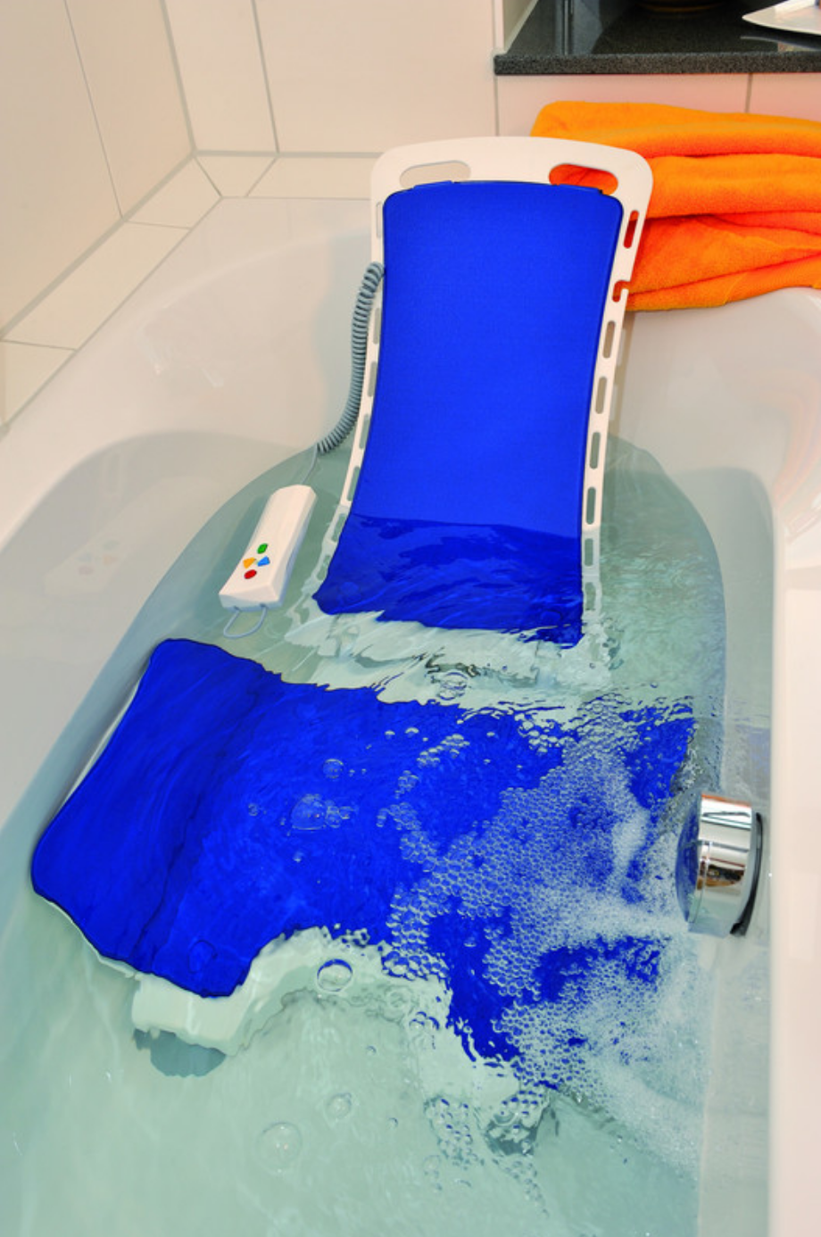 Badewannenlift Bellavita Akkulift Classic - mit Bezug - blau